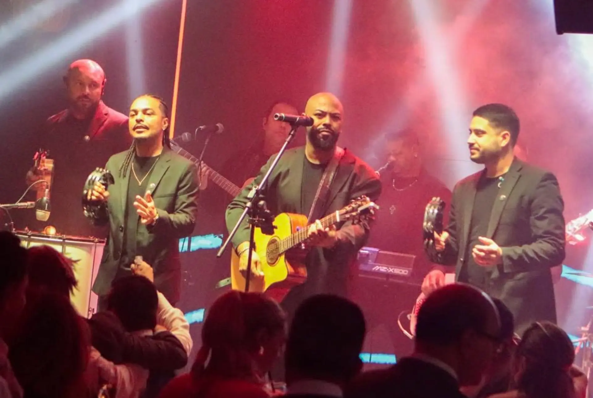 Banda em trajes elegantes durante evento corporativo