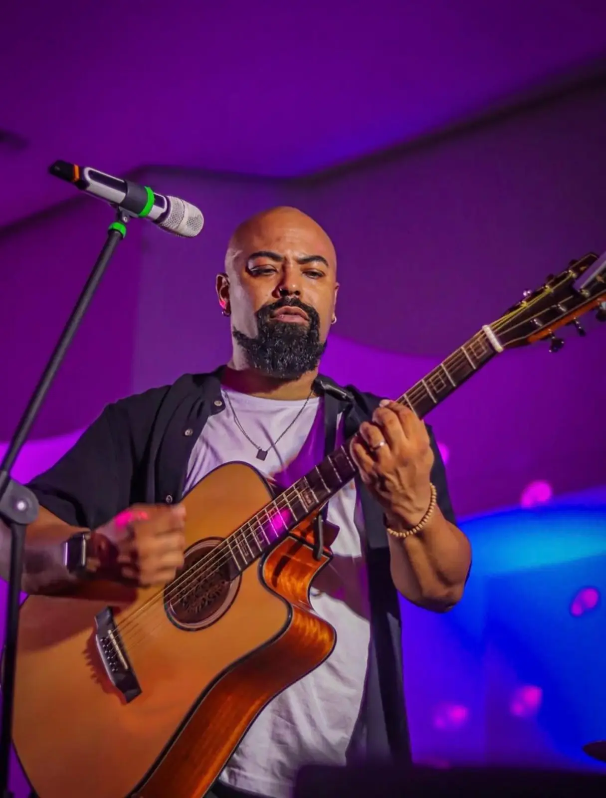 Maik Salgado em momento acústico solo, violão em mãos